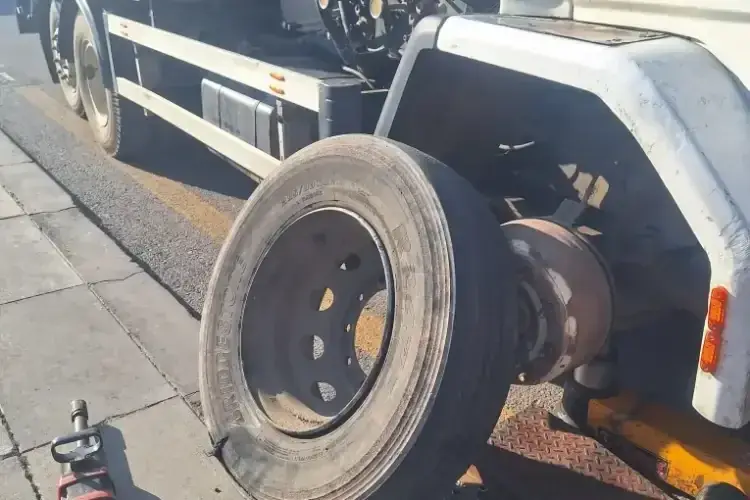 Kamyon lastiğinde yol kenarı müdahale